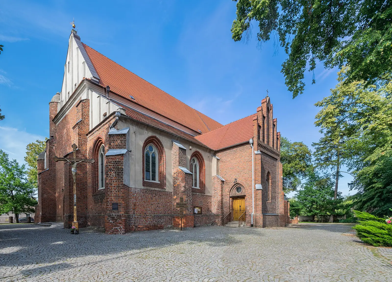 Kościół św. Wita od strony prezbiterium, z dachówką i przyporami