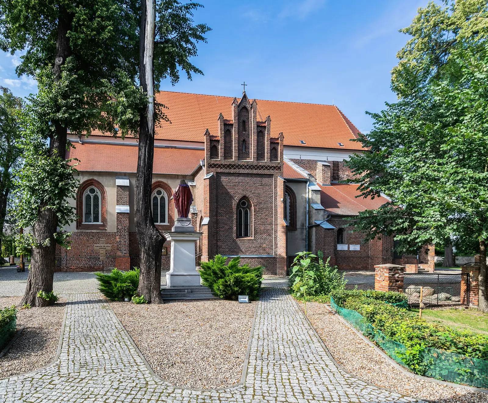 Kościół św. Wita od strony wejścia ze schodkowym szczytem i brukowaną ścieżką